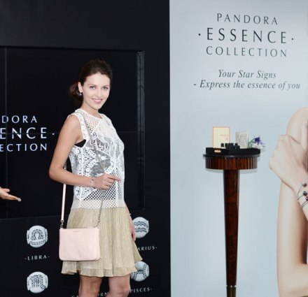 巨蟹座的女生較感性，我覺得優雅浪漫的女性化造型最適合她們，純白的喱士top凸顯女性浪漫感性的一面，配襯fancy的雪紡裙更添綺麗脫俗的氣質。