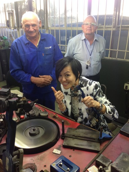 大家都要試試打磨鑽石的快感，不要看這如此輕鬆的卒碟pose其實都幾吃力，打磨機器絕對是重量十足。