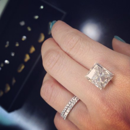 在周大福Zlotowski切割工場了解鑽石打磨和切割技巧，當然要親身感受一棵十卡美鑽發揮的懾人魅力。