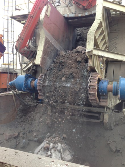 其開採所得的礦物被大型剷泥車分批運到運輸管道中，被多重攪碎細磨後，經由自動化機器把它們分類，搜集猶如微塵的鑽胚，令人深深體會鑽石的稀有程度。