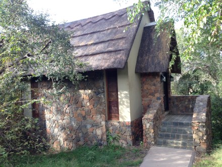 我們每人分別獲派一間獨立小屋，每次出門隨時會有 動物走過身旁，晚間十時後便不能外出，皆因猛獸在晚間活動會很危險，還記得我在睡夢中聽到獅子吼叫，非常刺激。