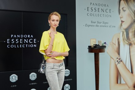 模特兒除了佩戴Essence星座系列手鏈外，較誇張的吊墜耳環和chunky rings均令雙子座女生看來更搶眼。想wild一點，可以配襯蛇皮chain bag，是Happy friday或weekend shopping的奪目total look。 