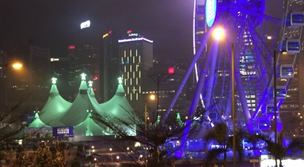 近日駕車經開中環至灣仔一帶,不難發現這個巨型白色帳篷,它正是Cavali的馬戲棚地標,位於龍和道9號的中環新海濱活動空間,晚上跟旁邊的摩天輪映襯下,景色更美更有氣氛。