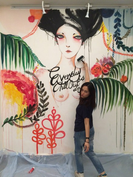 Joe連日來在「走馬燈」為畫展作準備,她更首次以油牆繪出她signature的性感人像,我亦急不及待要入場觀賞。