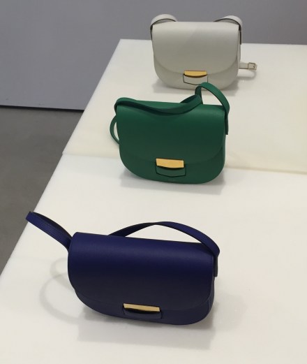 講到小手袋,不得不提TROTTEUR的classic boxy bag,牛皮製成的手袋非常輕巧,還有多個顏色選擇。