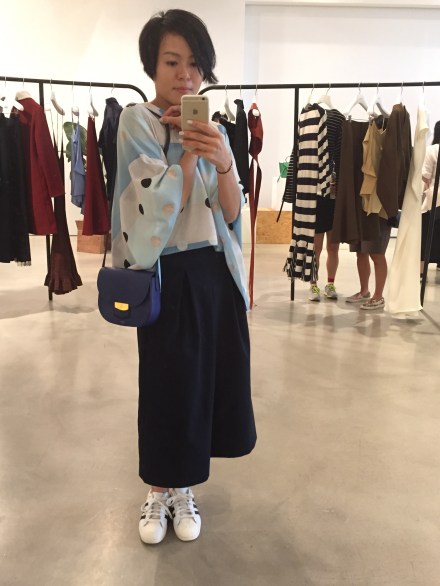 不知為何我對藍色手袋特別情有獨中,其實翡翠緣色也很美呢!